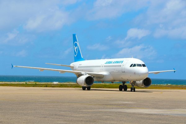 Quels chalets en Suisse offrent des cours de ski de fond et des ateliers de fabrication de chocolat?